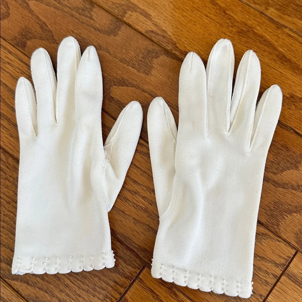Vintage 60s Creamy White Cotton Scalloped Hem‎ Wrist Gloves